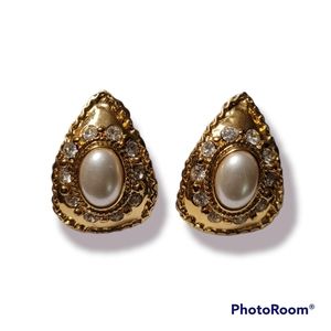 Vintage 1980s Gold with pearl clip earrings